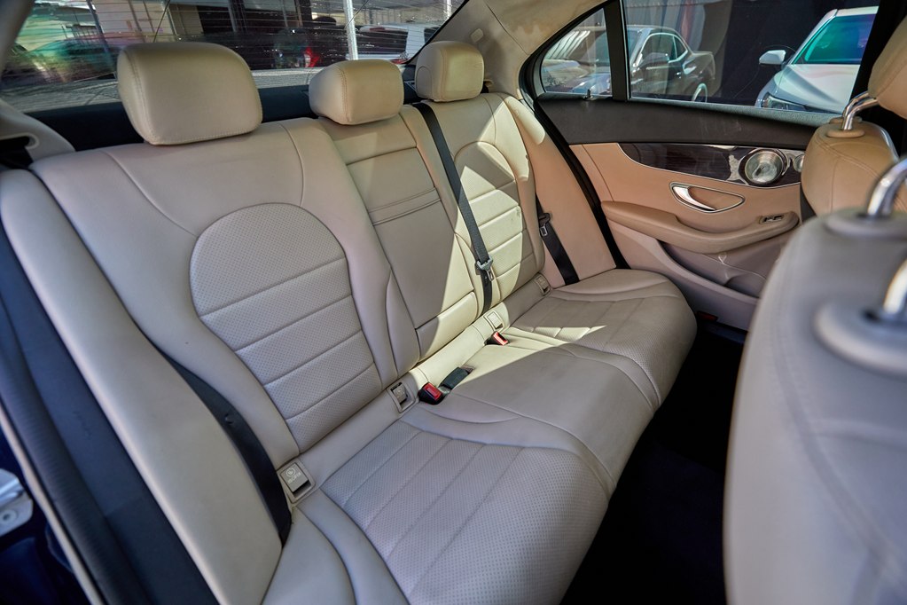 Photo 21 of this MERCEDES-BENZ C-CLASS