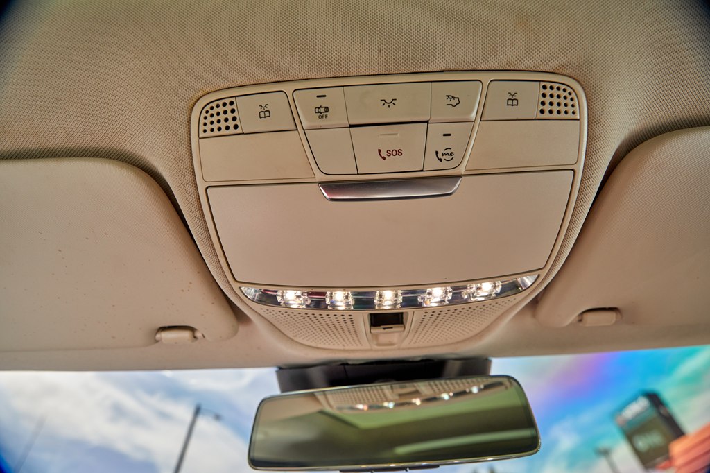 Photo 19 of this MERCEDES-BENZ C-CLASS