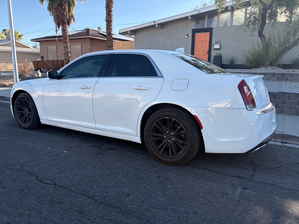 Photo 4 of this CHRYSLER 300