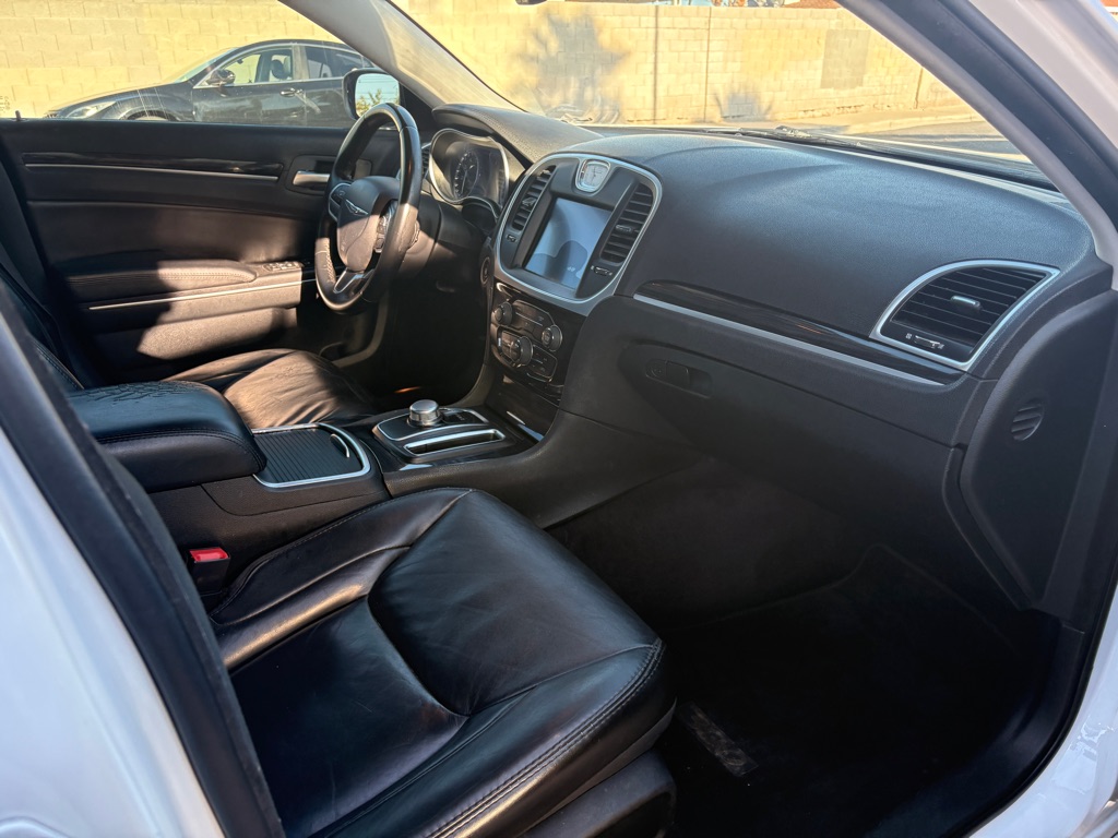 Photo 9 of this CHRYSLER 300