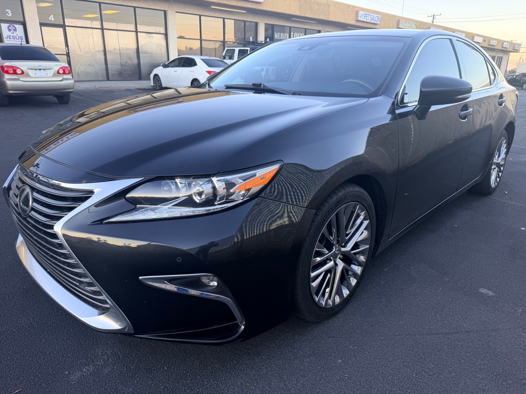 Photo 2 of this LEXUS ES 350
