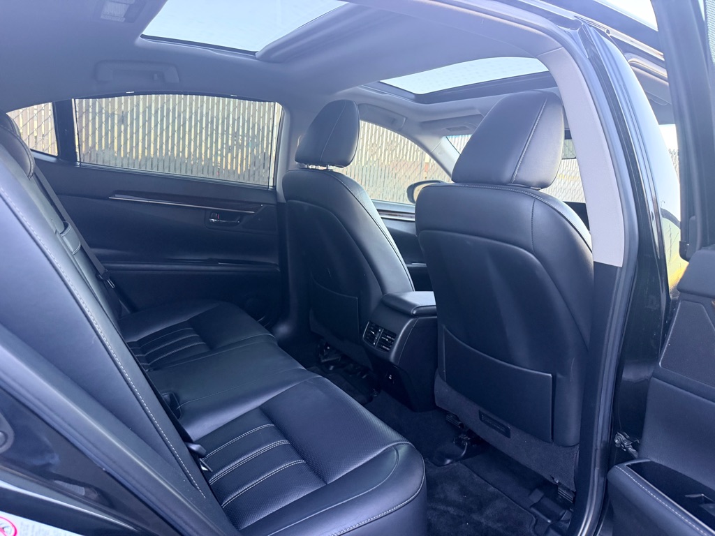 Photo 9 of this LEXUS ES 350