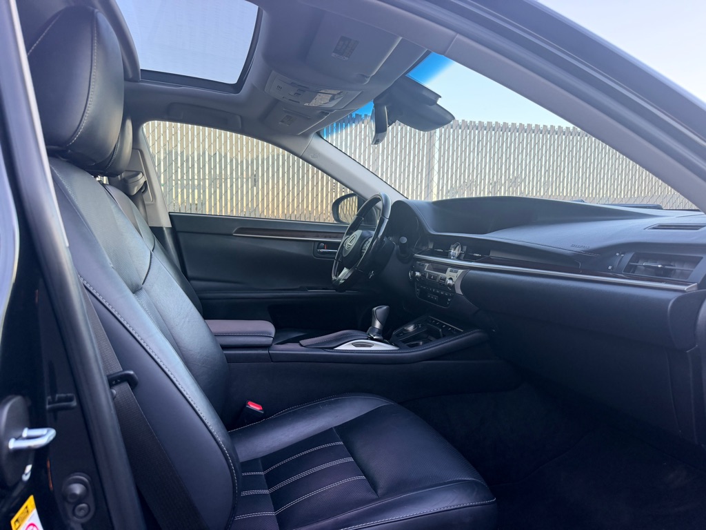 Photo 8 of this LEXUS ES 350