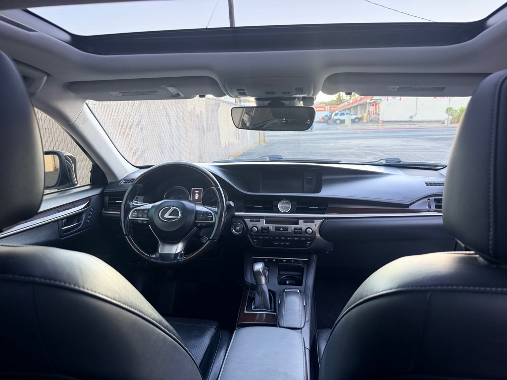 Photo 10 of this LEXUS ES 350