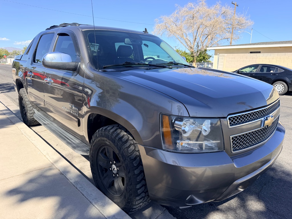 Photo 2 of this CHEVROLET AVALANCHE