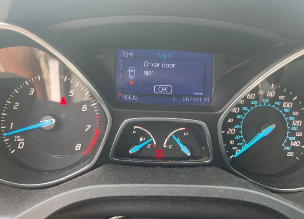 Photo 6 of this FORD ESCAPE