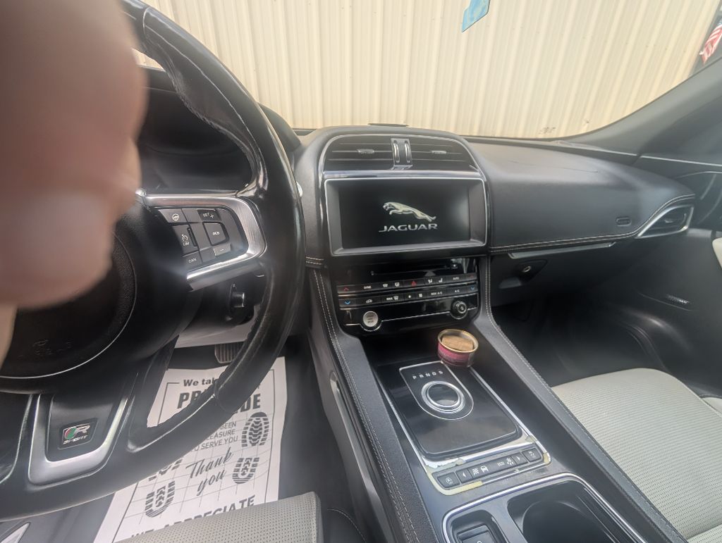 Photo 7 of this JAGUAR F-PACE