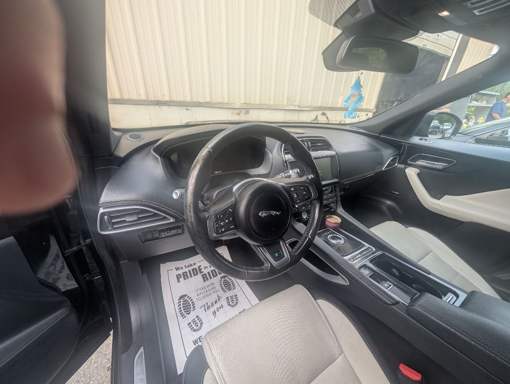 Photo 8 of this JAGUAR F-PACE