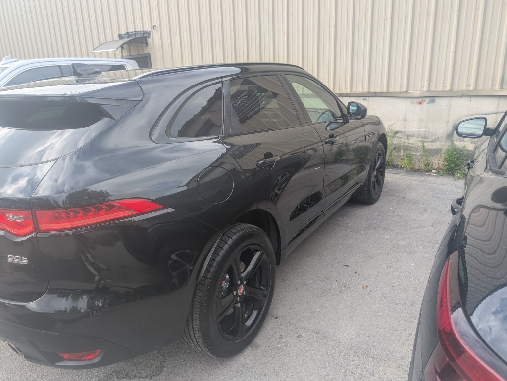 Photo 2 of this JAGUAR F-PACE
