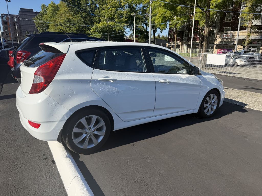 Photo 3 of this HYUNDAI ACCENT