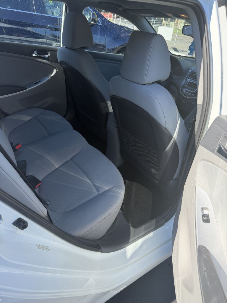 Photo 10 of this HYUNDAI ACCENT