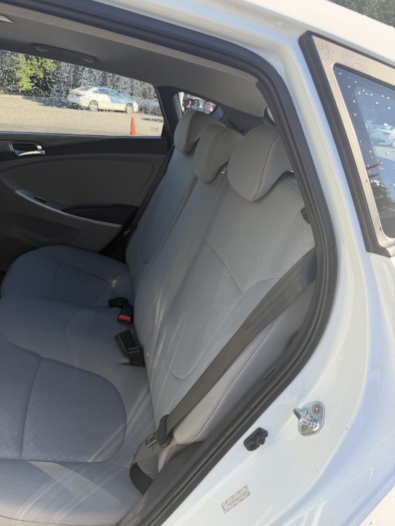 Photo 14 of this HYUNDAI ACCENT