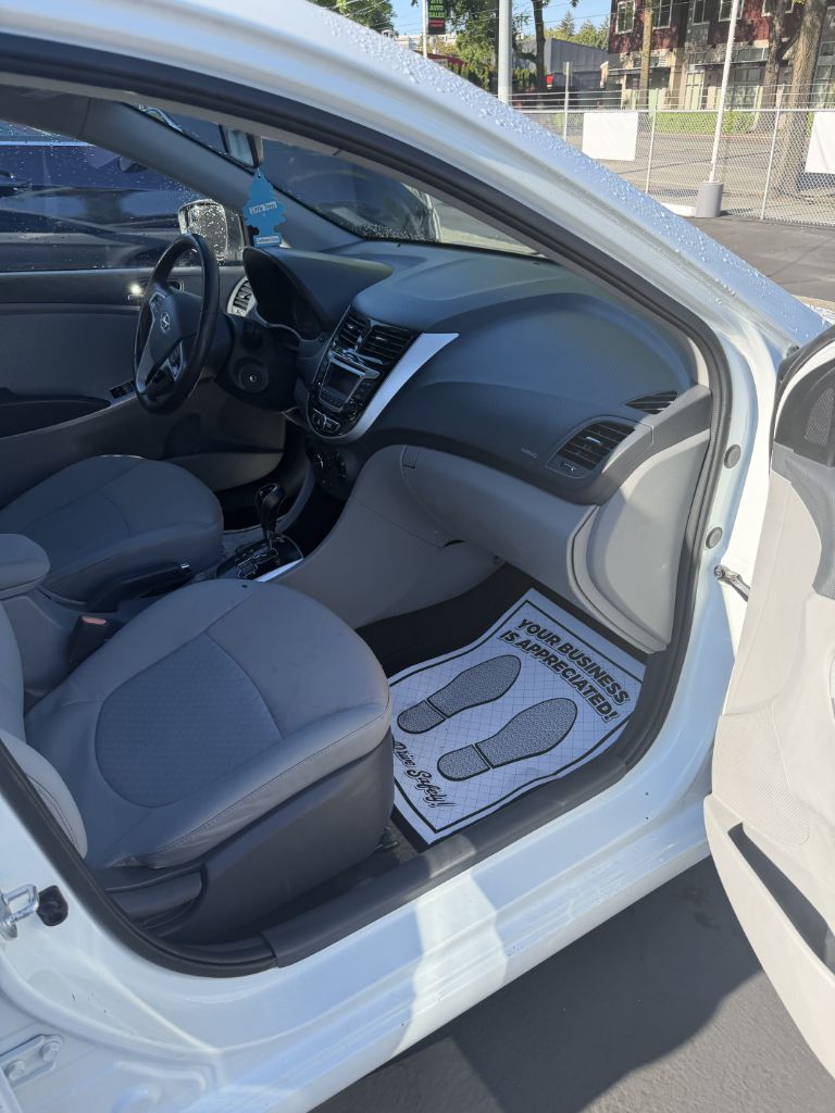 Photo 15 of this HYUNDAI ACCENT