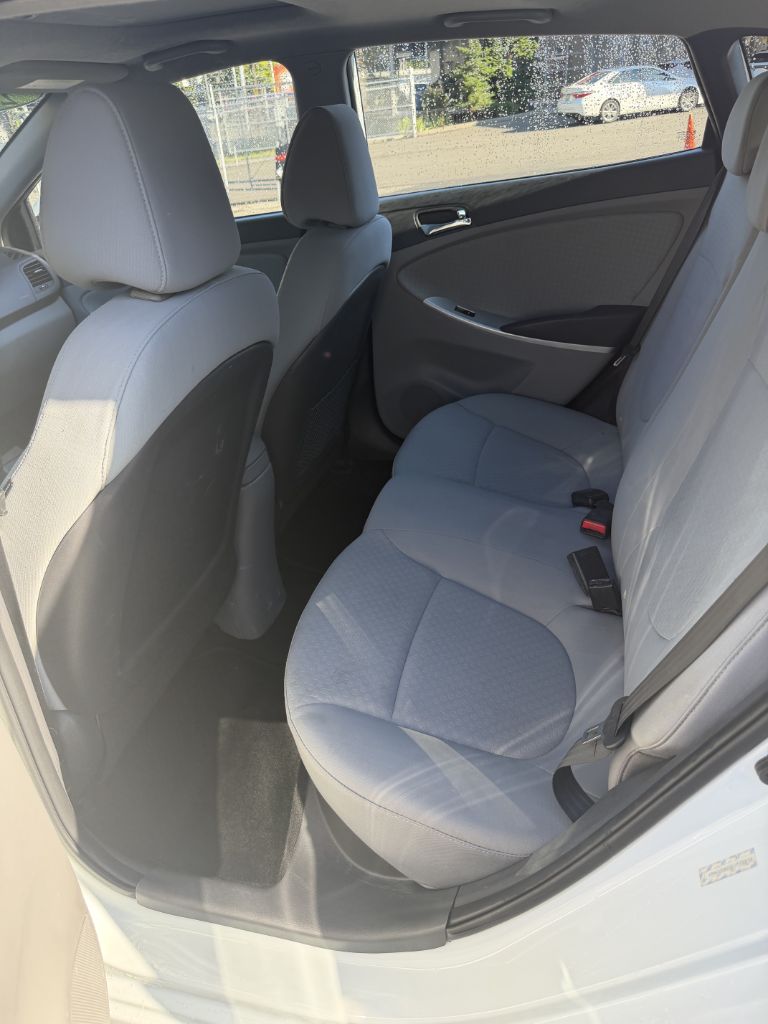 Photo 12 of this HYUNDAI ACCENT