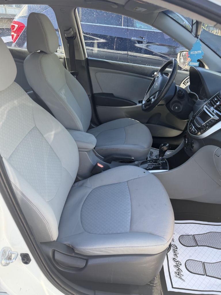 Photo 11 of this HYUNDAI ACCENT