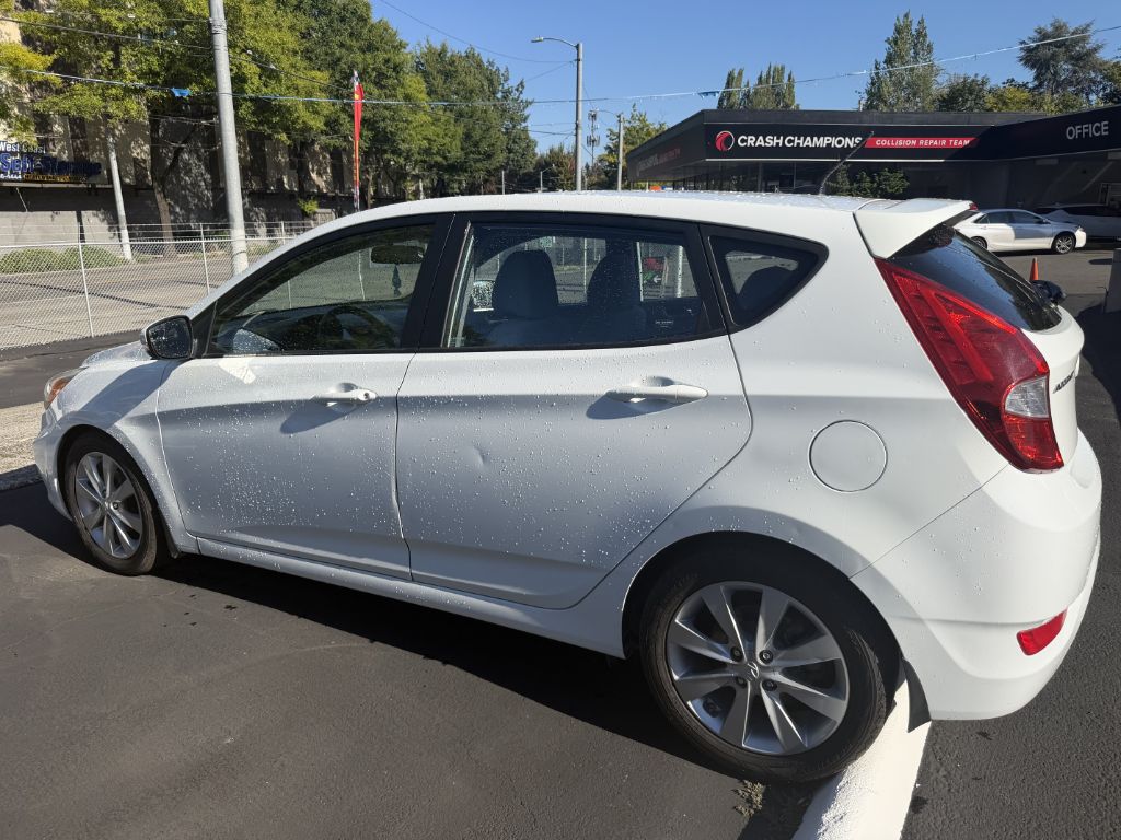 Photo 9 of this HYUNDAI ACCENT