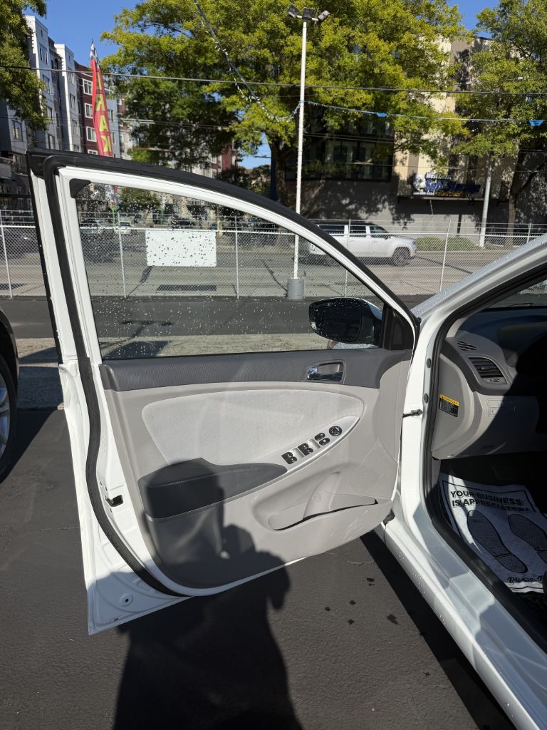 Photo 18 of this HYUNDAI ACCENT