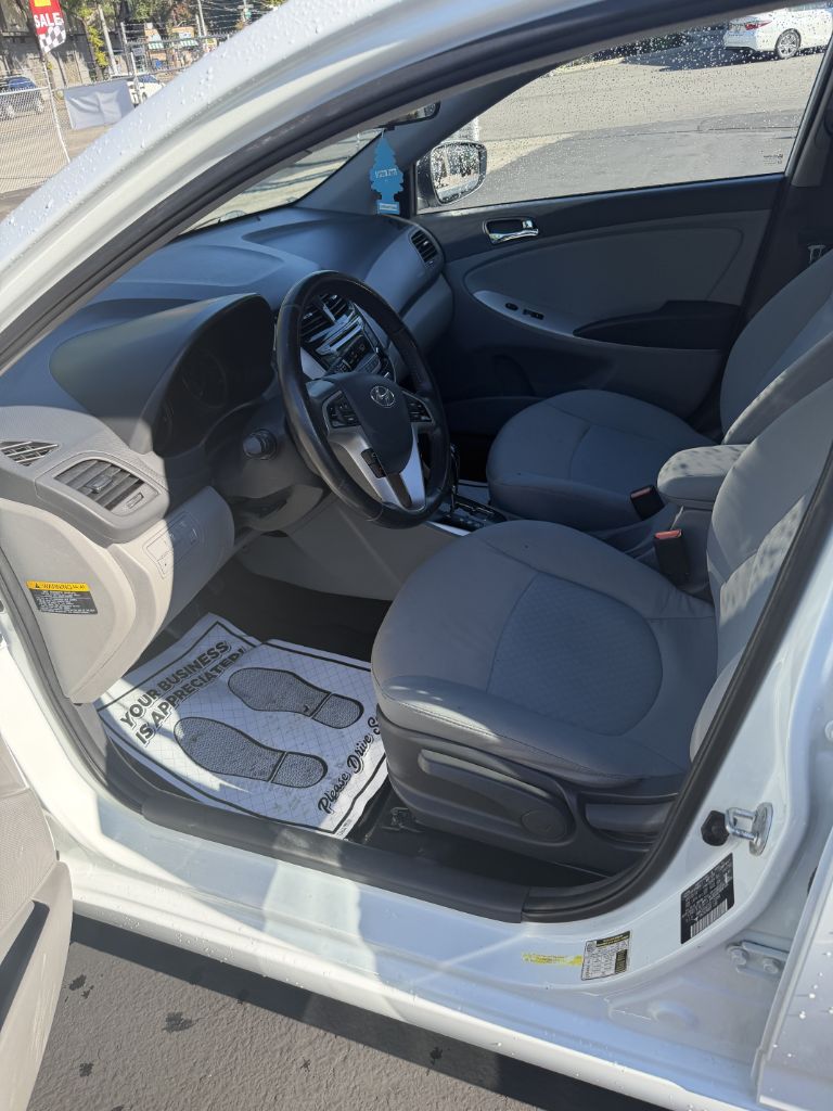 Photo 8 of this HYUNDAI ACCENT