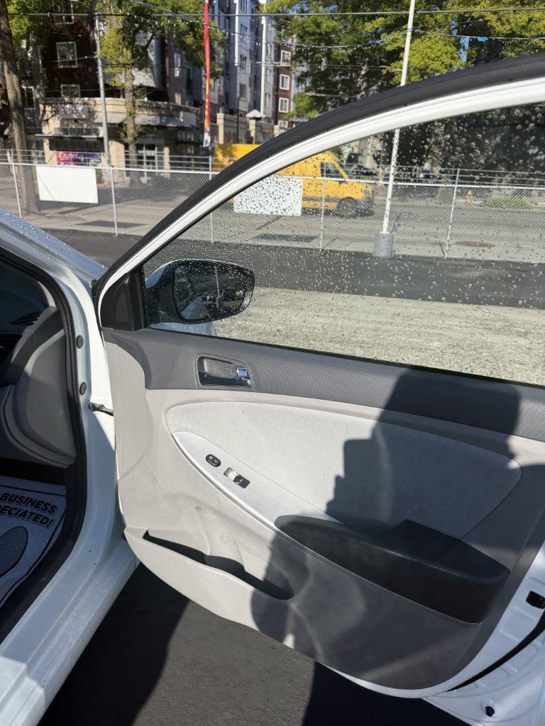 Photo 17 of this HYUNDAI ACCENT
