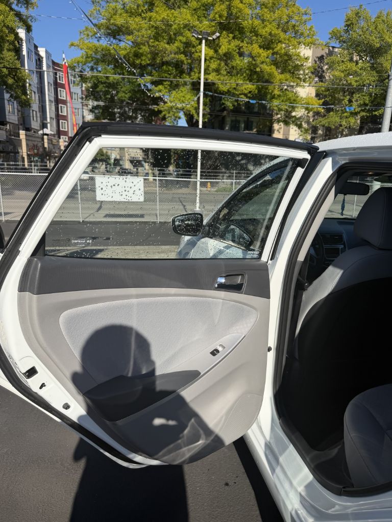 Photo 16 of this HYUNDAI ACCENT