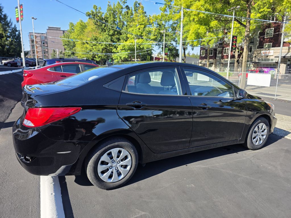Photo 8 of this HYUNDAI ACCENT