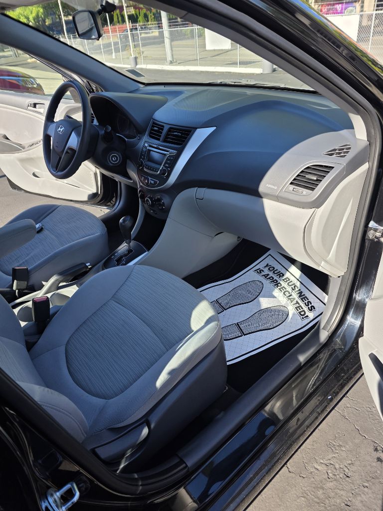 Photo 11 of this HYUNDAI ACCENT