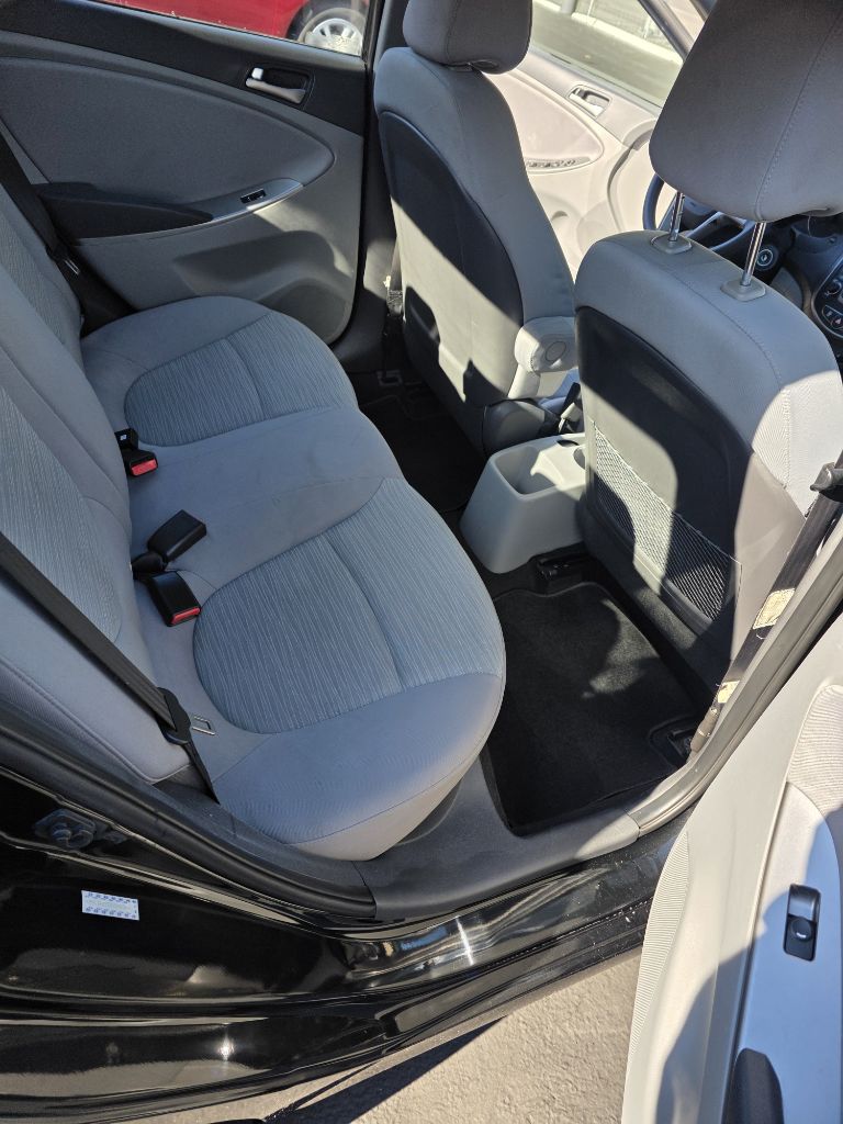 Photo 12 of this HYUNDAI ACCENT