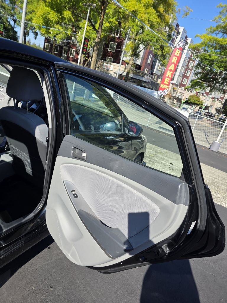 Photo 16 of this HYUNDAI ACCENT
