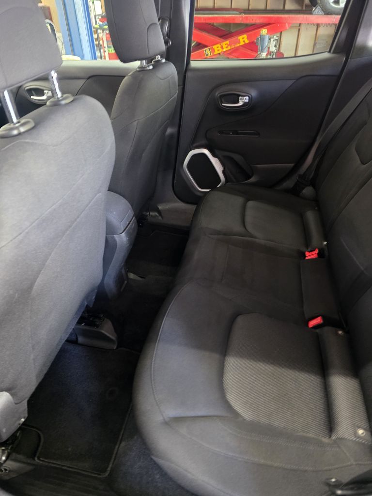 Photo 18 of this JEEP RENEGADE