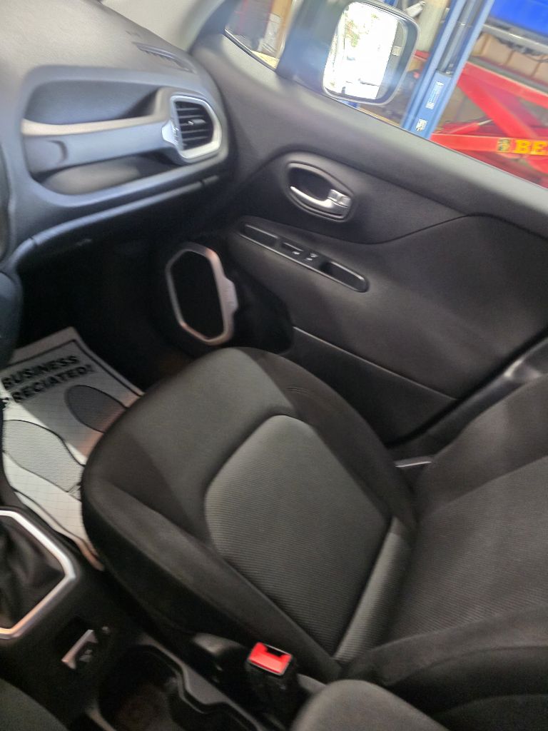 Photo 19 of this JEEP RENEGADE