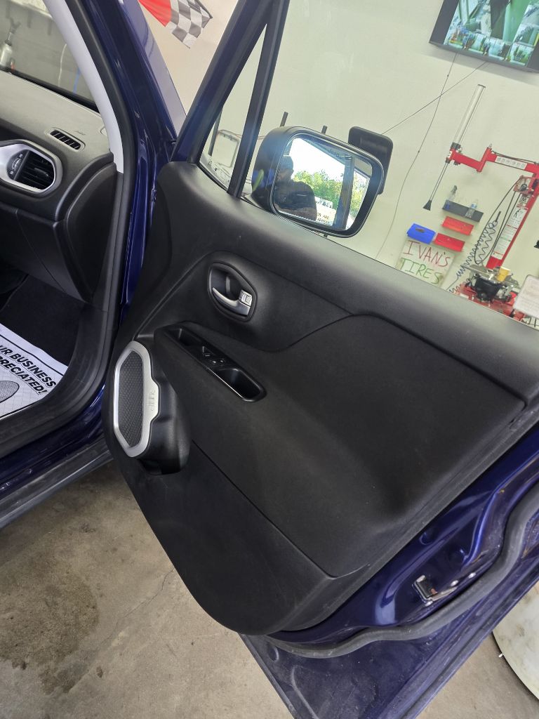 Photo 14 of this JEEP RENEGADE
