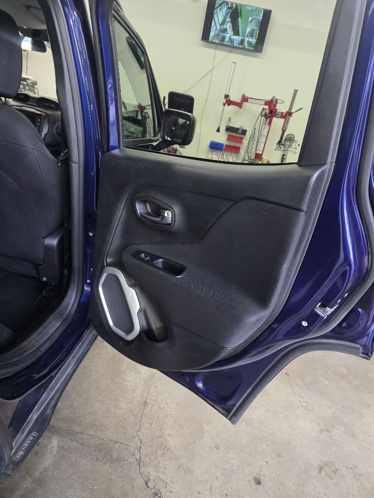 Photo 15 of this JEEP RENEGADE