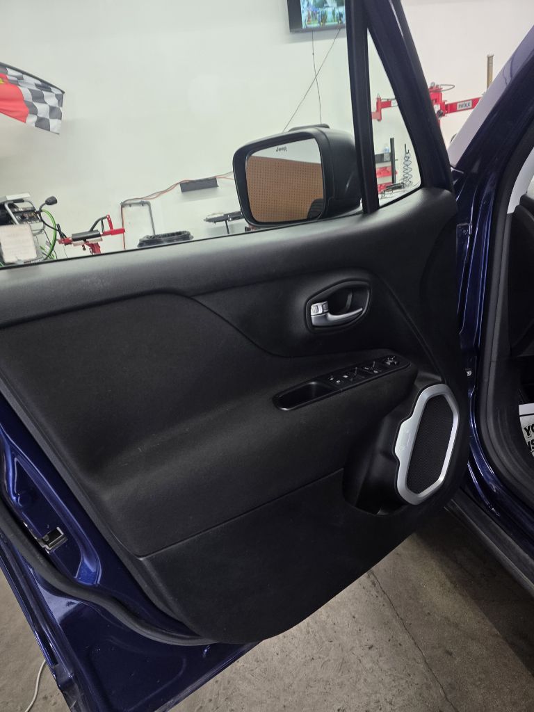Photo 13 of this JEEP RENEGADE