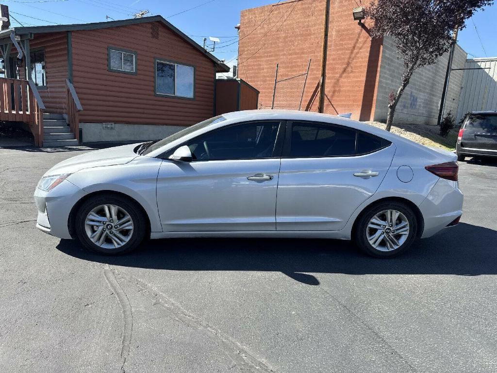 Photo 3 of this HYUNDAI ELANTRA