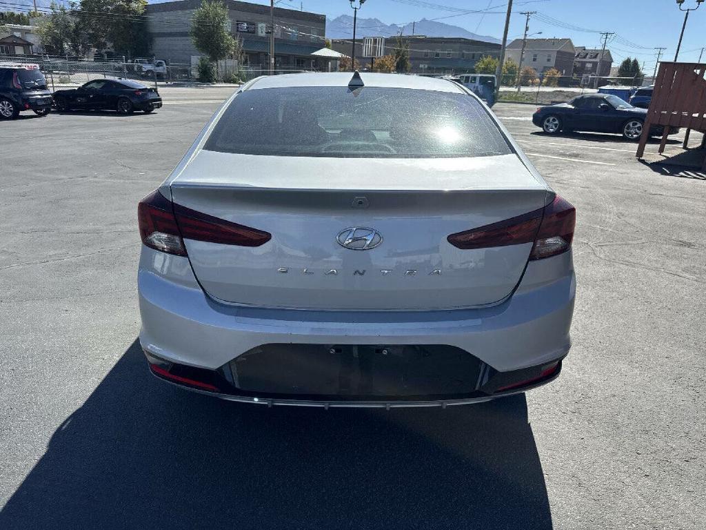 Photo 5 of this HYUNDAI ELANTRA