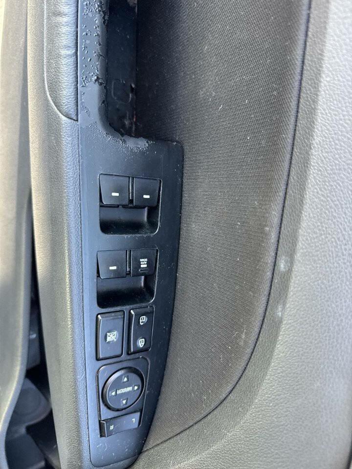 Photo 12 of this HYUNDAI ELANTRA