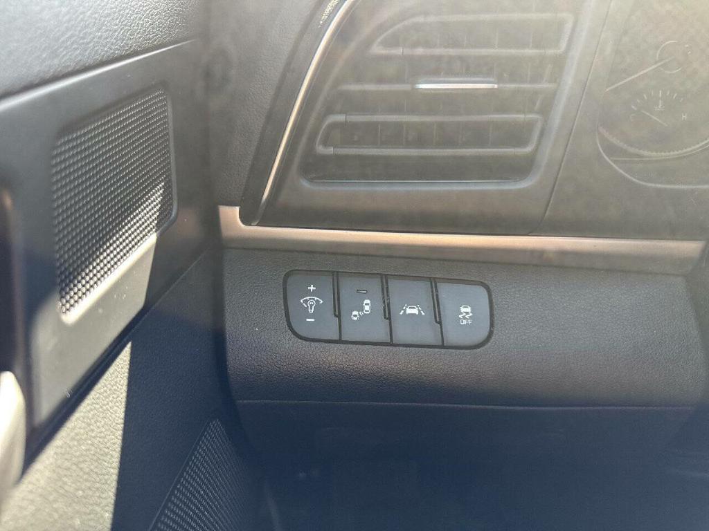 Photo 13 of this HYUNDAI ELANTRA