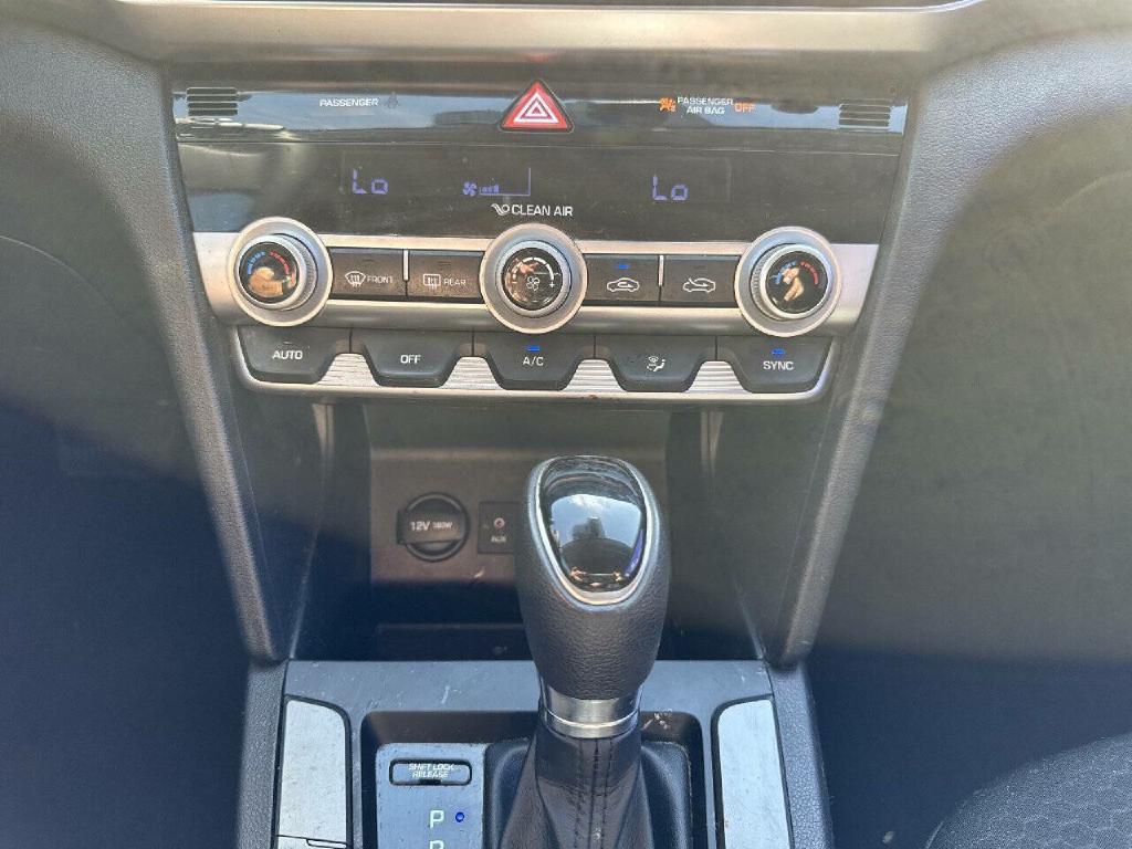Photo 16 of this HYUNDAI ELANTRA