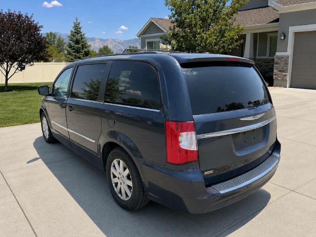 Photo 4 of this CHRYSLER TOWN AND COUNTR
