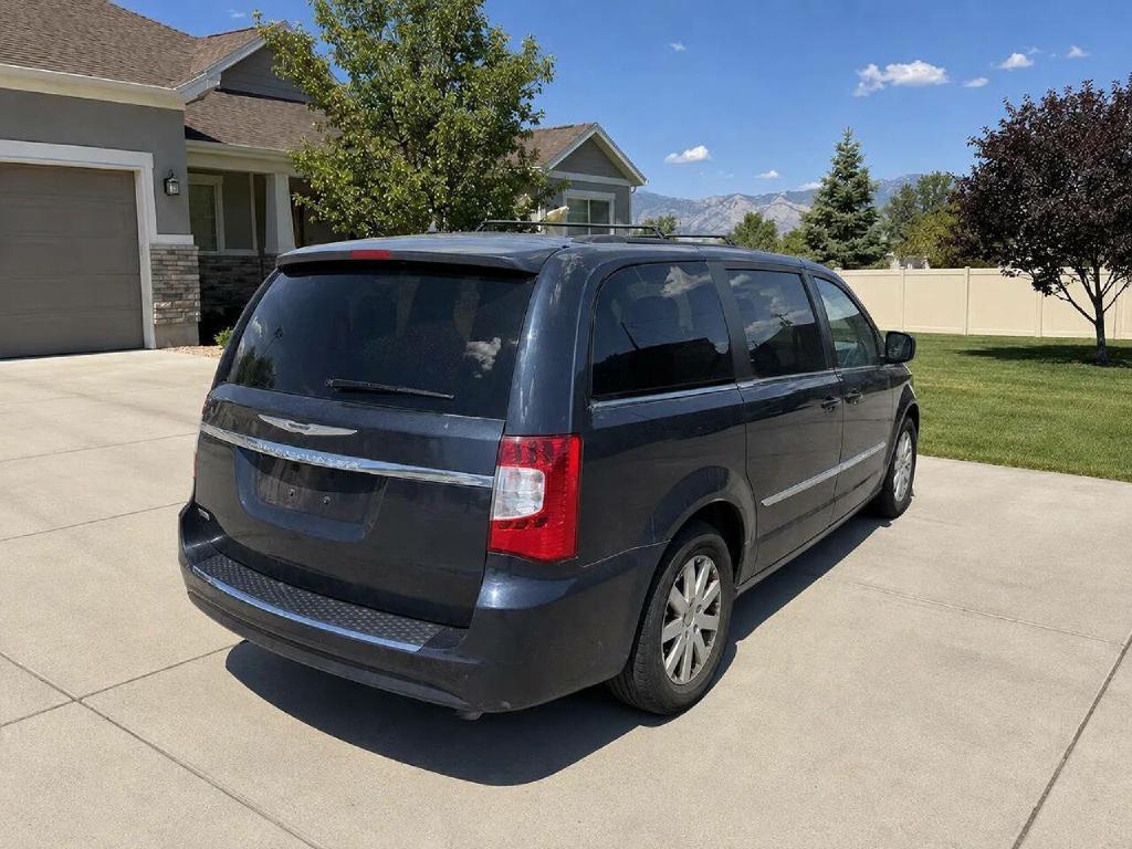 Photo 5 of this CHRYSLER TOWN AND COUNTR