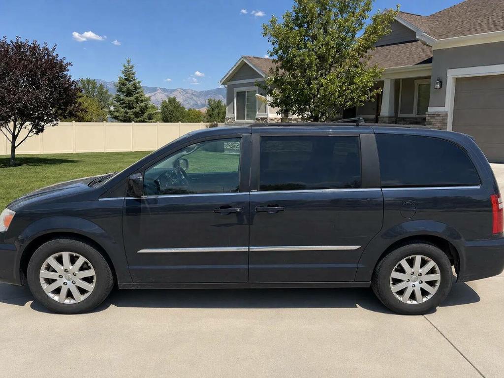 Photo 8 of this CHRYSLER TOWN AND COUNTR