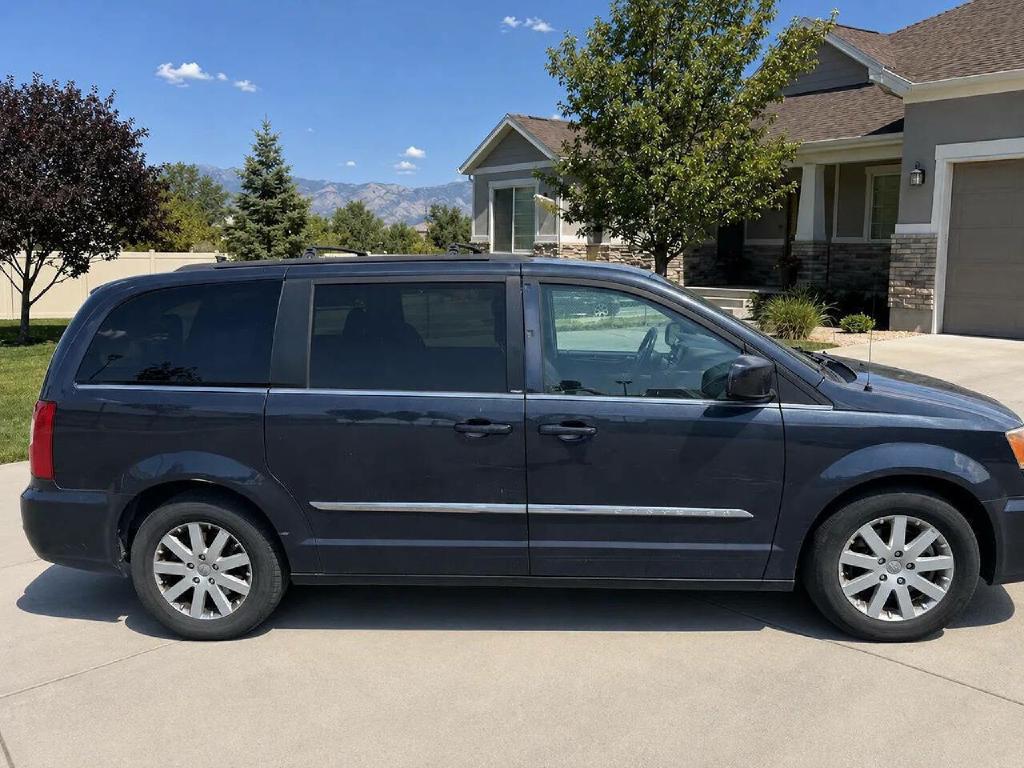 Photo 9 of this CHRYSLER TOWN AND COUNTR