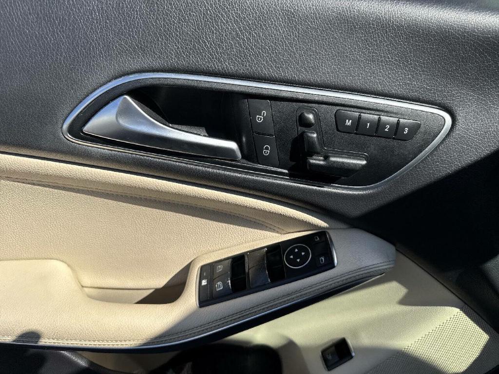 Photo 12 of this MERCEDES-BENZ CLA