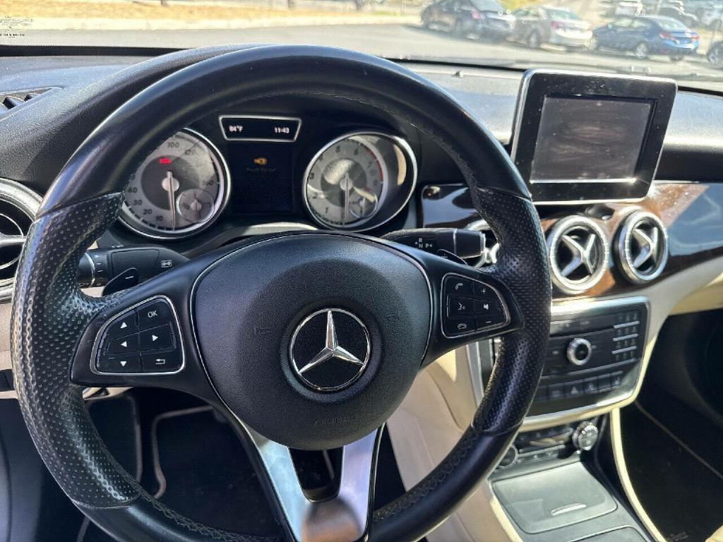 Photo 14 of this MERCEDES-BENZ CLA