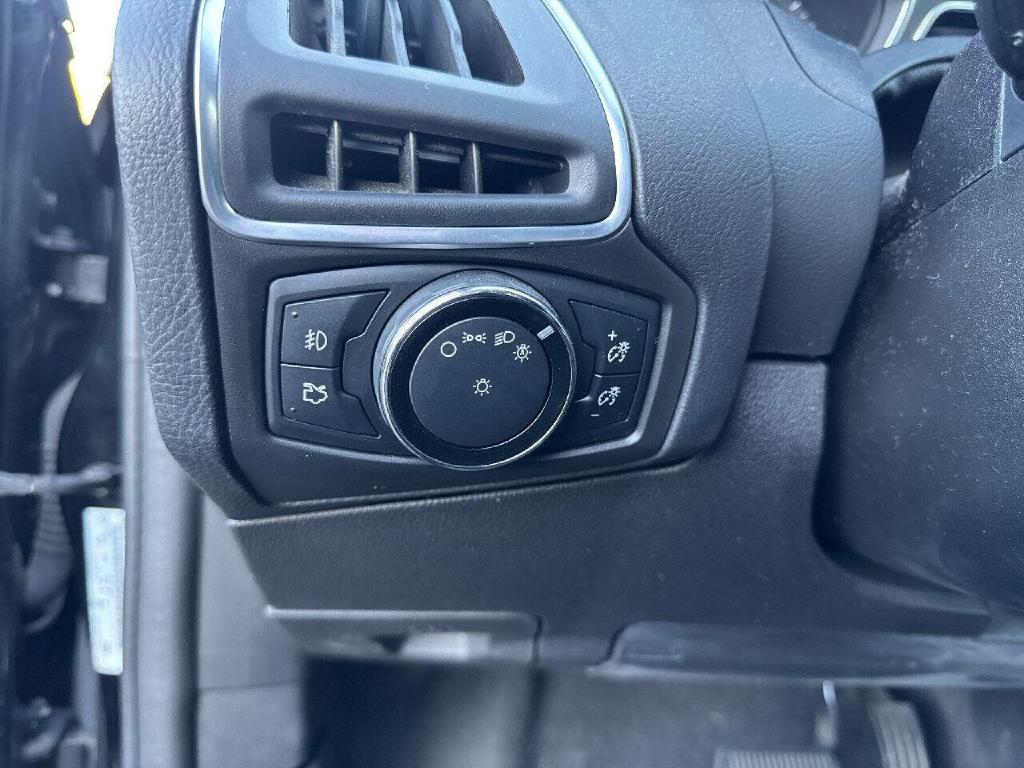 Photo 6 of this FORD FOCUS