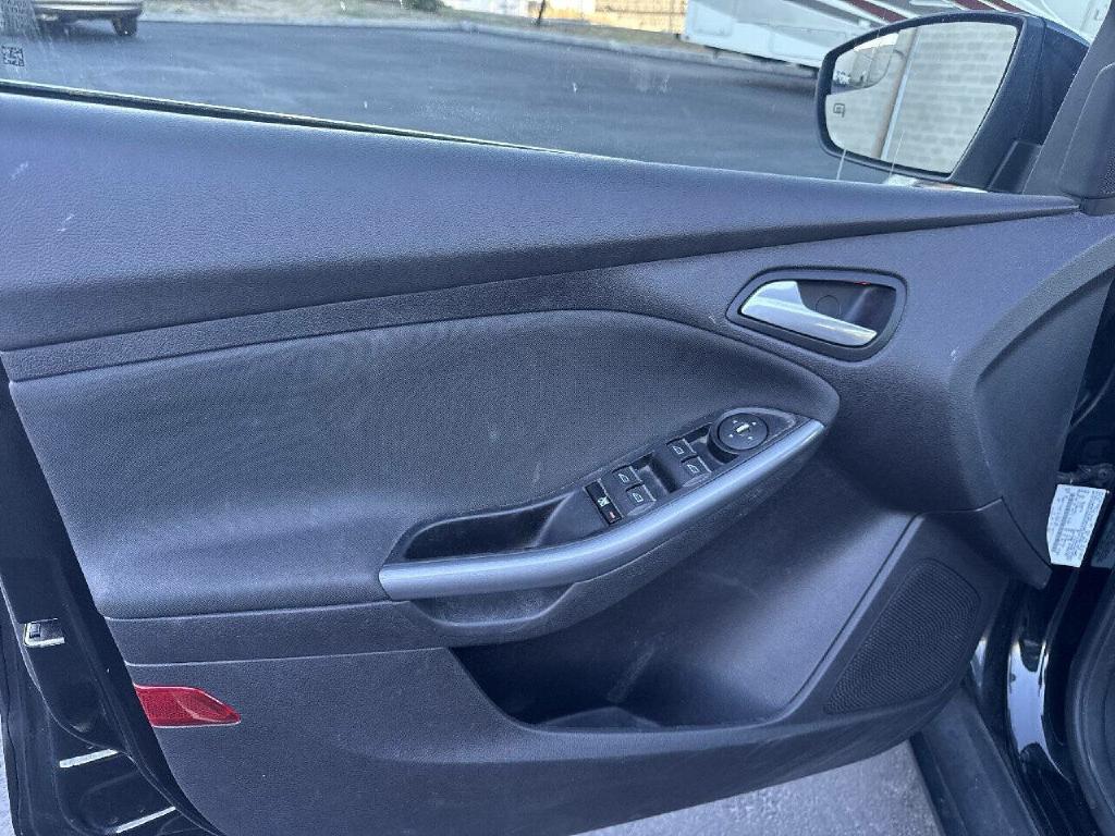 Photo 14 of this FORD FOCUS