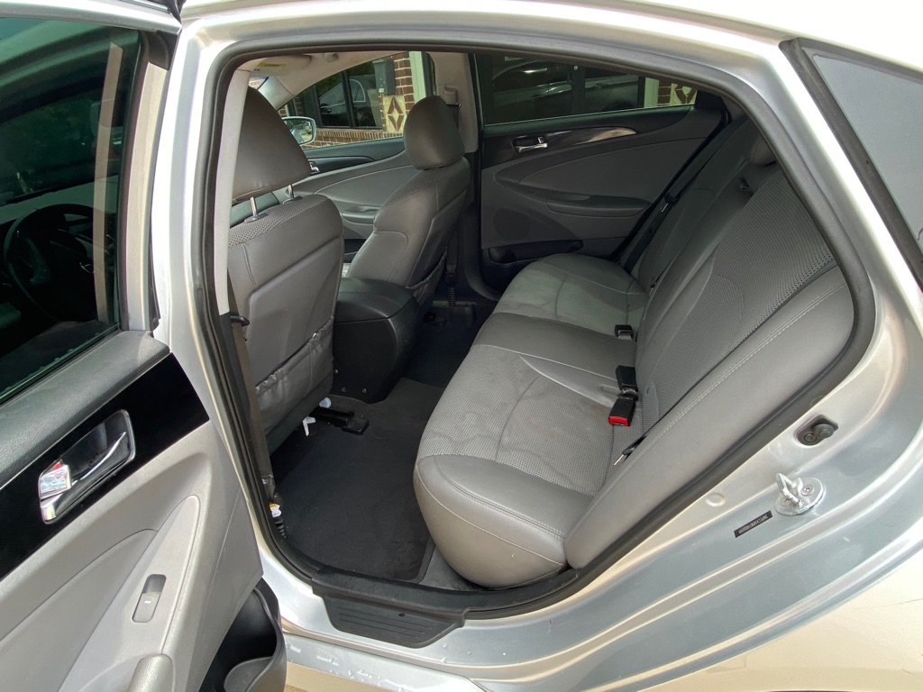 Photo 12 of this HYUNDAI SONATA