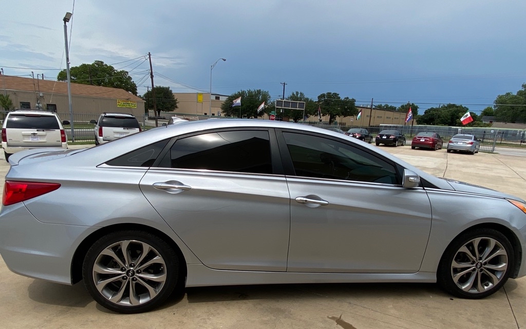 Photo 9 of this HYUNDAI SONATA