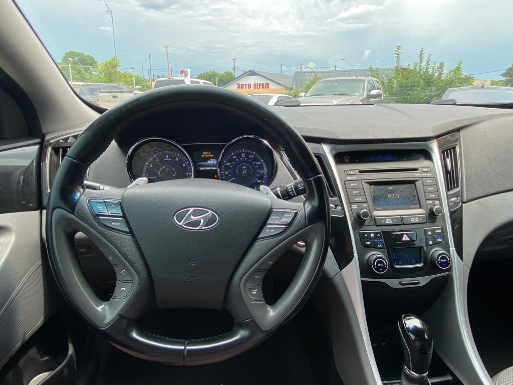 Photo 14 of this HYUNDAI SONATA