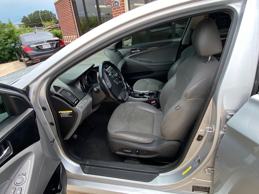 Photo 11 of this HYUNDAI SONATA